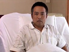 cuckold japanse vrouw terwijl haar man gewond is (zie meer: bit.ly/2rttlsc)